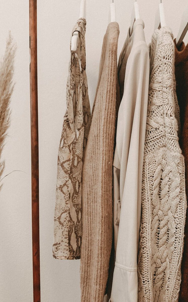 hanged top on brown and white clothes horse